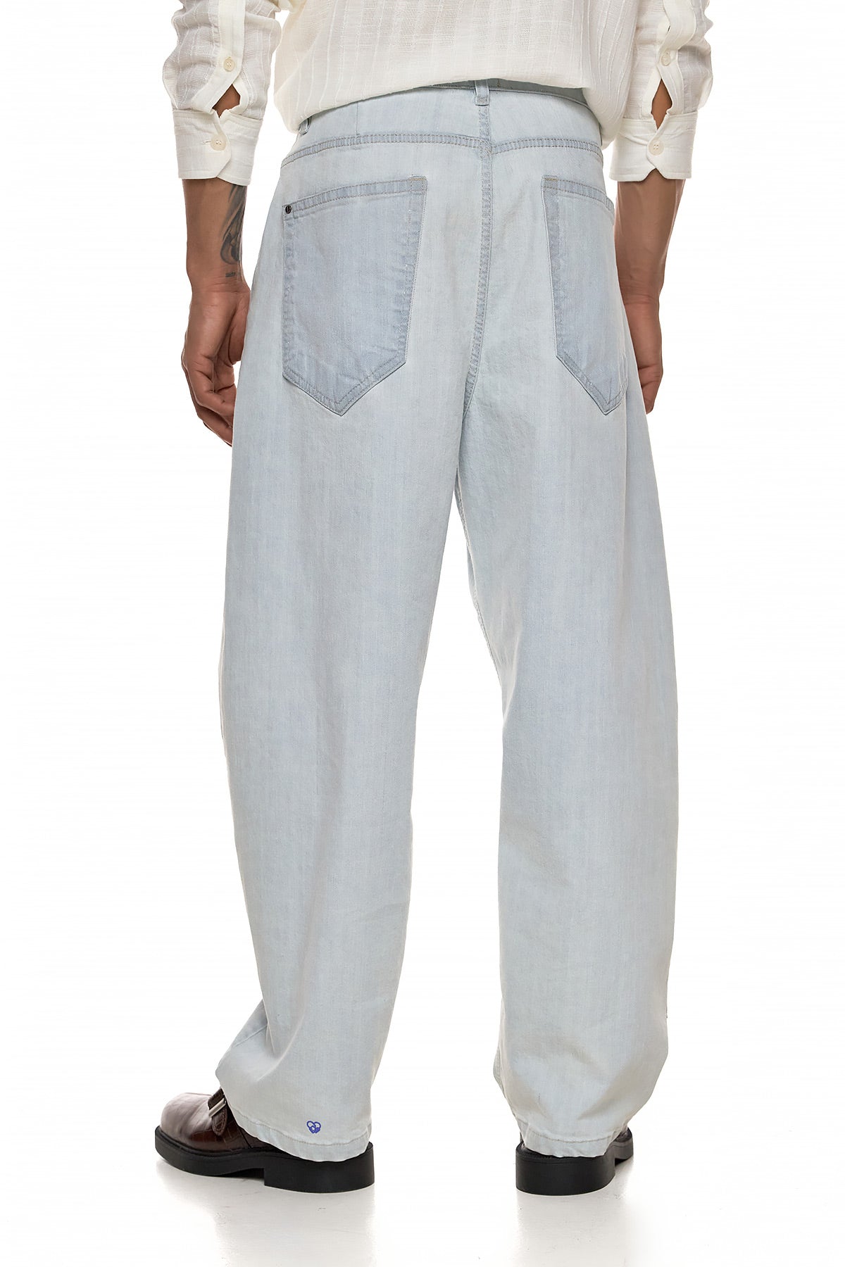 Light Wash Wide Leg Denim – AKIRA