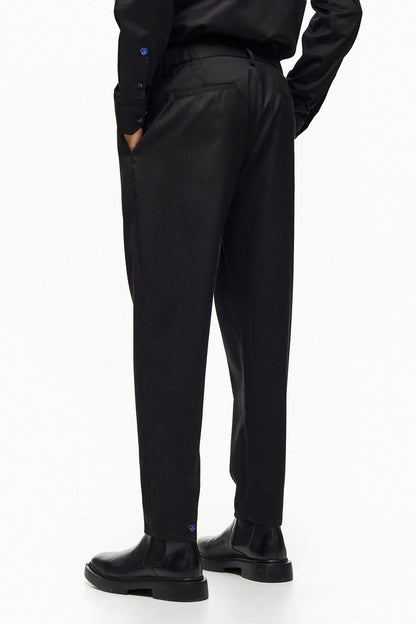 KUROHA Carrot Slim Trousers - Black