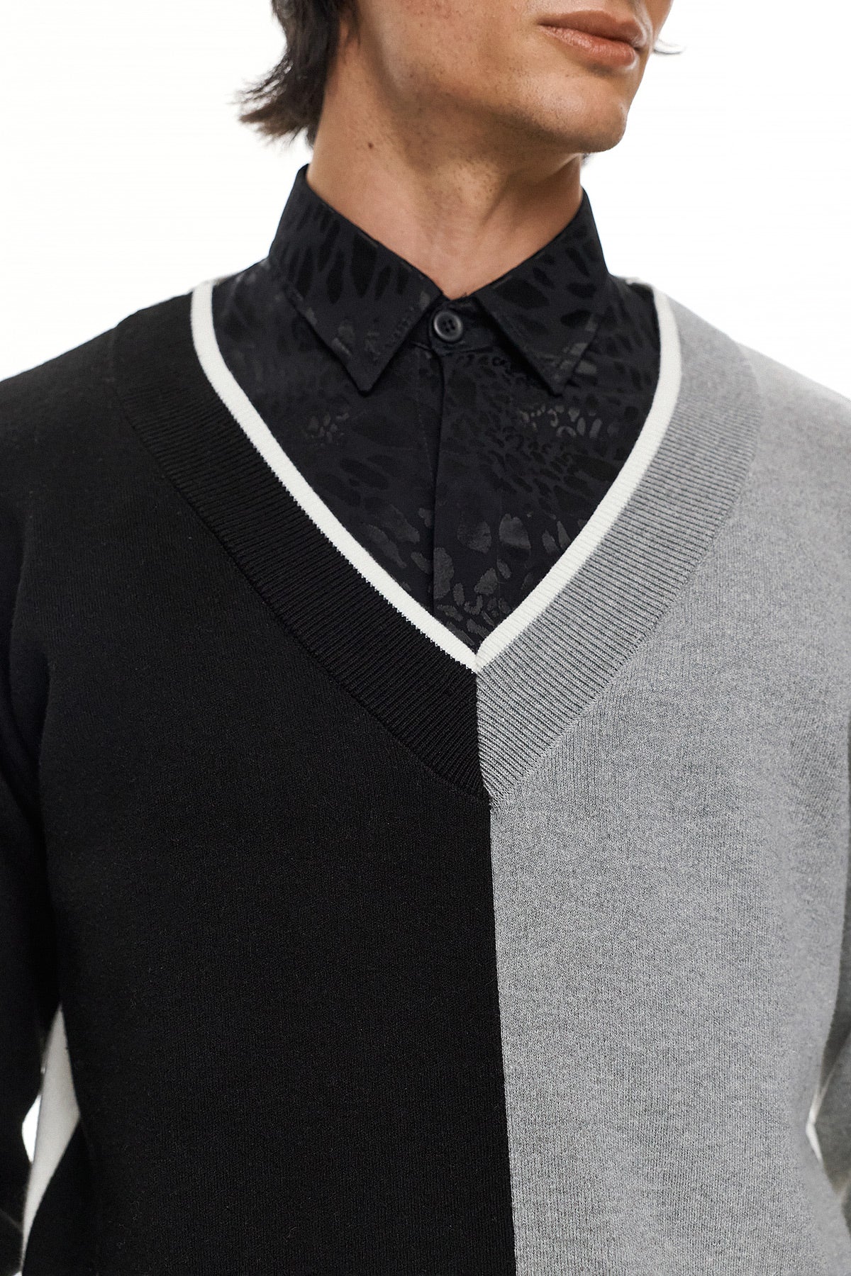 RUI Color Block V-Neck Sweater – Black / Grey / Ecru